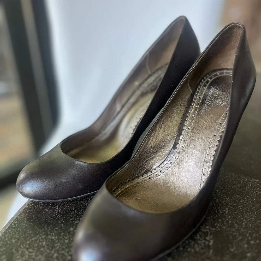 Brooks Brothers chocolate brown leather 3.5 inch heeled shoes size 9